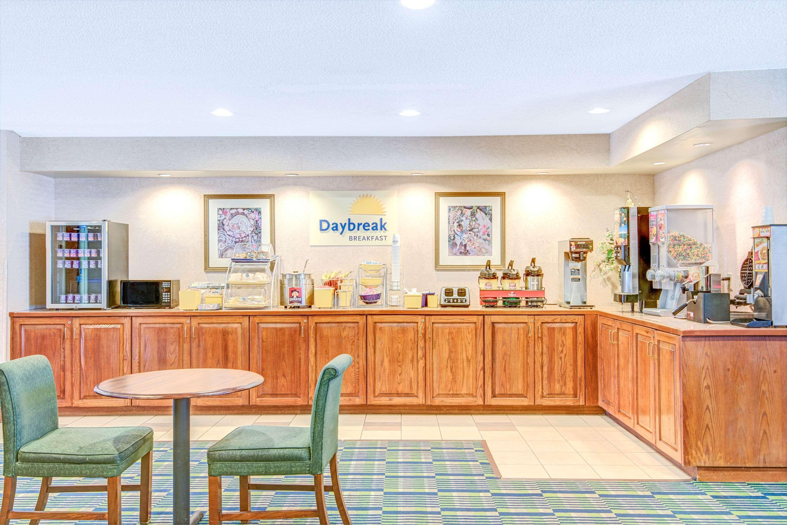 Days Inn by Wyndham Louisburg Exterior foto