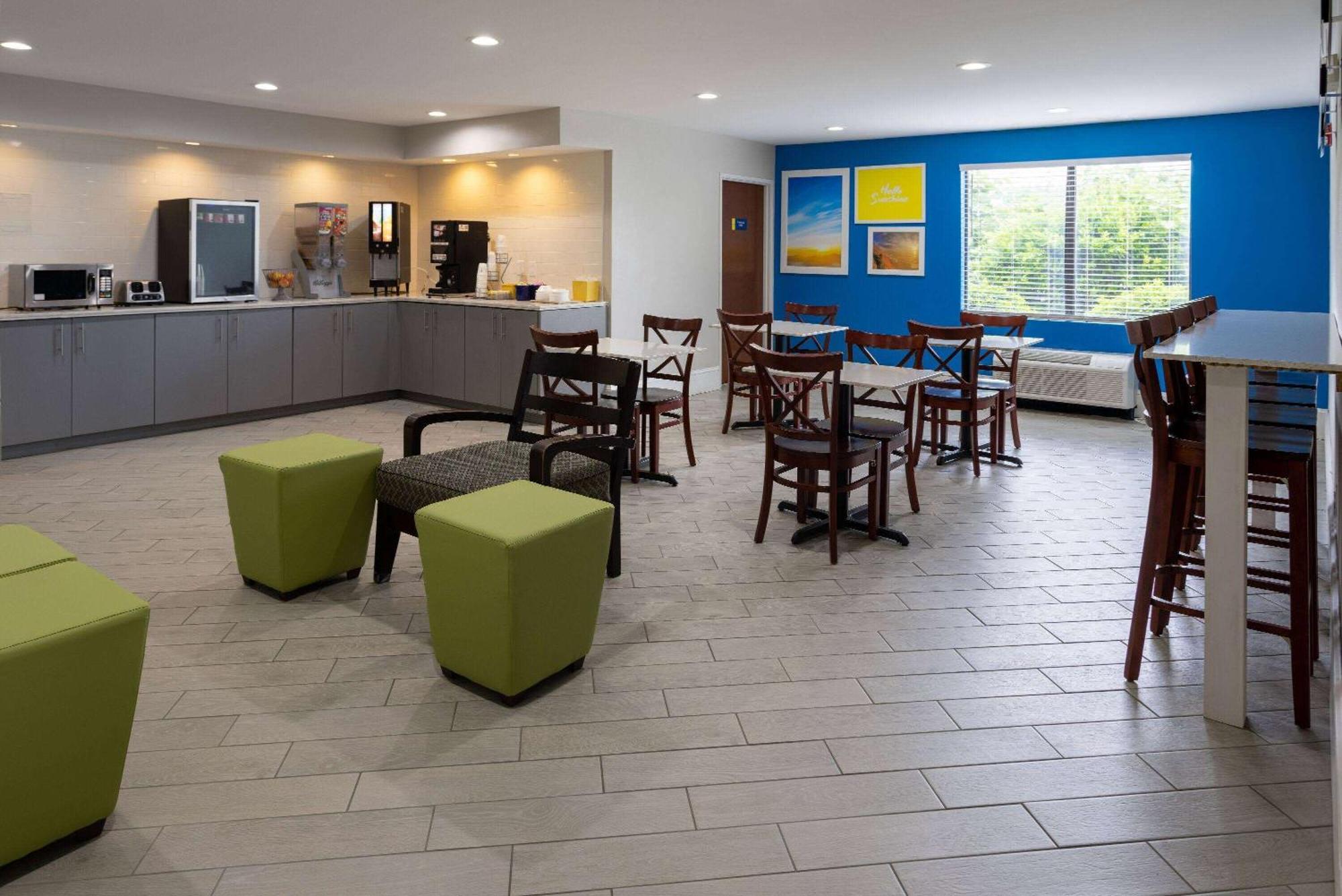 Days Inn by Wyndham Louisburg Exterior foto